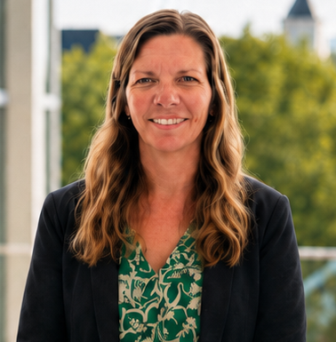 A professional headshot of Cynthia Knott outside.